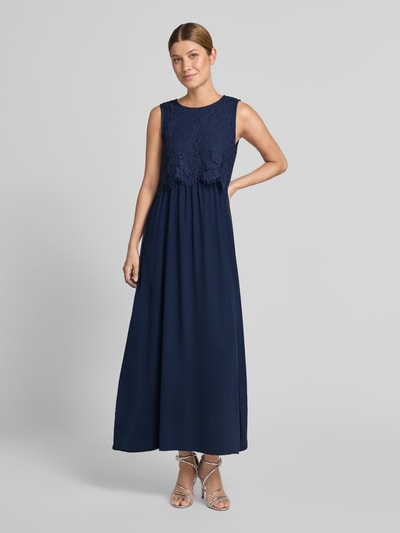 Vrouwenmodel draagt avondjurk met kant en ronde hals Model 'MILINA LACE' van VILA in donkerblauw katoenmix, recht model, maxi-jurk, geheel vooraanzicht