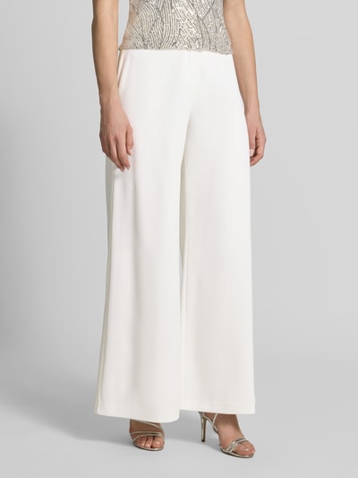 Vrouwenmodel draagt Wide Fit stoffen broek met haakjes- en ritssluiting van Swing, elastische materiaalmix, binnenbeenlengte 80 cm, maat 36, bandwijdte 33 cm, kleur effen wit, brede rechte pijpen, gladde textuur, close-up van vooraanzicht.