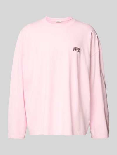Produktfoto, Longsleeve mit Logo-Print Modell 'GIXY' von American Vintage für Herren aus Reine Baumwolle in Loose-Fit, Rundhalsausschnitt, Rückenlänge bei Größe M/L: 72 cm, zartrosa mit schlichter Textur und kleinem schwarzen Logo-Print auf der Brust.