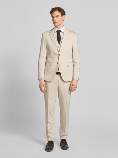 Männermodel trägt Slim Fit Business-Hemd mit Kentkragen von Jake*s, hellblau, kombiniert mit Anzug, glatte Stoffstruktur, Ganzkörperansicht von vorne. Schulterbreite 45 cm, Ärmellänge 66 cm, Rückenlänge 78 cm.