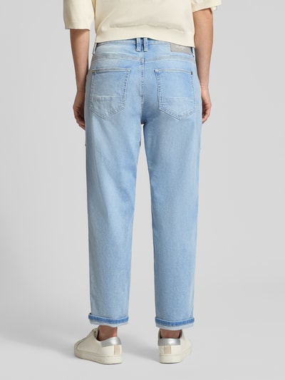 Männermodel trägt Jeans mit 5-Pocket-Design von MAC aus bawełna z elastanem, krój prosty, jasnoniebieski, Szerokość w rozmiarze 36: 41 cm, długość nogawki 66 cm, Ganzkörperansicht Rückansicht.