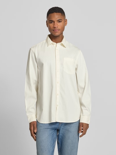Mannelijk model draagt Regular Fit vrijetijdsoverhemd uit biologisch katoen model 'CARLO' van SELECTED HOMME, look: effen, frontale opname van het hele lichaam.