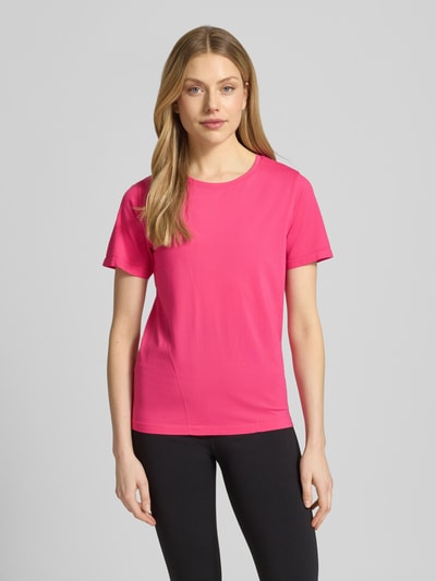 Frauenmodel trägt pinkes Damen T-Shirt von Fabletics, Regular-Fit, Elastischer-Material-Mix, Modell 'Feather', Rundhalsausschnitt, Rückenlänge bei Größe S: 54 cm, Ganzkörperansicht von vorne.