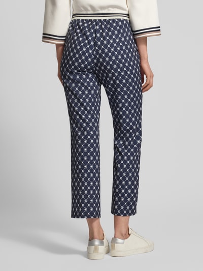 Frauenmodel trägt Hose im Allover-Look mit elastischem Bund von Betty Barclay, Material-Mix mit Stretch-Anteil, Regular-Fit, Ganzkörperansicht Rückansicht.