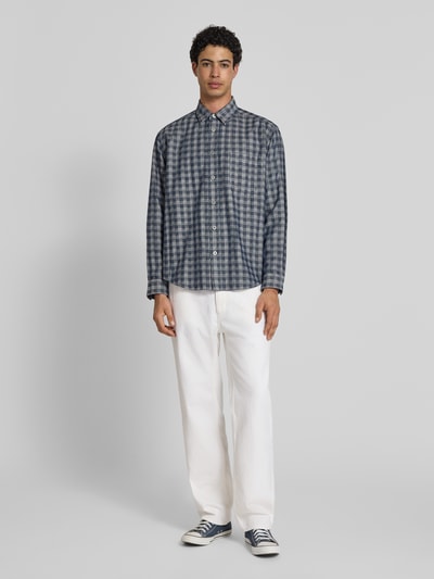 Męski model nosi Regular Fit Jeans aus reiner Baumwolle Modell 'Jonah' von HUGO, stylizowana na denim, splot twill, 5 kieszeni, naszywka z logo, średni stan, zapięcie na guzik i zamek błyskawiczny, bawełna, ganzkörperansicht von vorne.