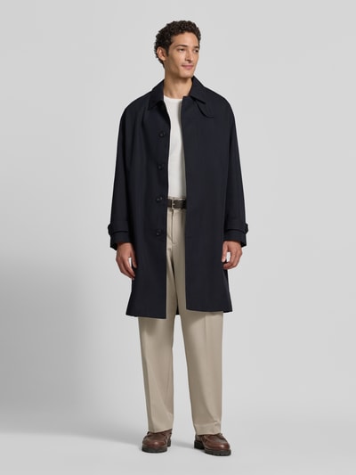 Männermodel trägt Regular Fit Mantel aus Baumwoll-Mix Modell 'Maver2631' von HUGO in Dunkelblau, glatte Twill-Struktur, Ganzkörperansicht von vorne.