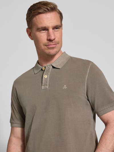 Männermodel trägt Regular Fit Poloshirt aus reiner Baumwolle von Marc O'Polo, Optik: Unifarben, Logo-Stitching, Nahaufnahme Oberkörper.