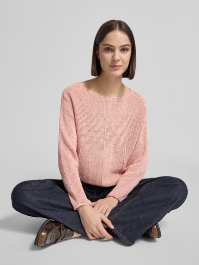 Kobiece modelka nosi Strickpullover mit U-Boot-Ausschnitt von Oui, różowy, krój regular fit, mieszanka bawełny, przód, ujęcie całej sylwetki.