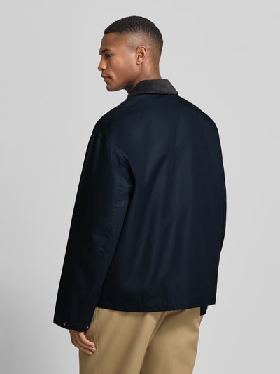 Männermodel trägt Regular Fit Jacke aus reiner Baumwolle Modell 'KYLE' von Selected Homme, Optik: Unifarben, Ganzkörperansicht Rückansicht.