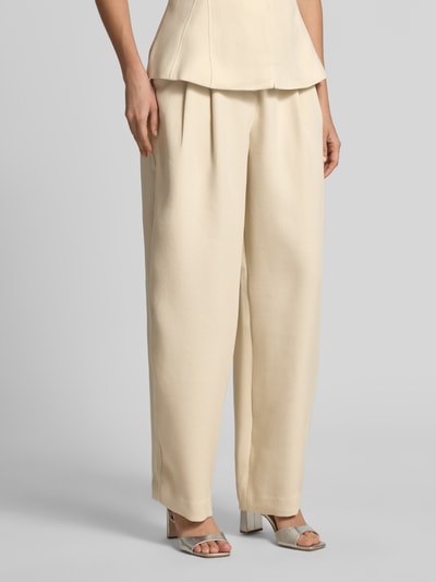 Vrouwenmodel draagt Wide Leg Pants met biezen model 'Esteriane' van MSCH Copenhagen, viscosemix, uitlopend, Franse steekzakken, detailopname onderlichaam.