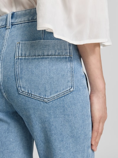 Frauenmodel trägt Cropped Jeans mit aufgesetzten Taschen von Jake*s Casual in hellem Blau aus reiner Baumwolle, Detailaufnahme Rücken.