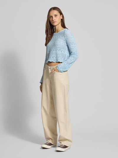 Frauenmodel trägt Cropped Strickpullover aus Baumwoll-Mix Modell 'ELKE' von ONLY, Optik: Unifarben, Lochstrickmuster, Boxy-Fit, Rundhals, Langarm, Materialverarbeitung: Lochstrick, Material: Baumwoll-Mix, Ganzkörperansicht von vorne.