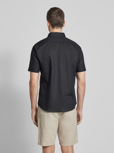 Männermodel trägt Slim Fit Freizeithemd aus Leinen-Mix von Jake*s in Schwarz, kurzärmelig, mit Kentkragen, Ganzkörperansicht Rückansicht.