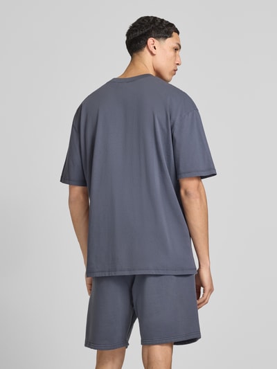 Męskimodel nosi Oversized Fit T-Shirt mit Logo-Stitching von Pegador z bawełny, okrągły dekolt, długość tyłu 71 cm, Ganzkörperansicht Rückansicht.
