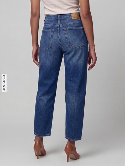 Vrouwenmodel draagt Loose Fit Barrel Jeans uit mix van katoen en modal model 'DANNI' van MAC, dames barrel jeans, volledige achteraanzicht, KI-modificeerd beeld