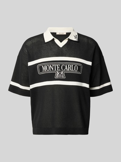 Produktfoto, Regular Fit Poloshirt aus Baumwoll-Mix Modell 'ACE LIFE' von Only & Sons in Schwarz-Weiß Two Tone, gestreift, Strukturstrick, Schriftzugstickerei, Johnny-Kragen, kurze Ärmel mit Rippbündchen.