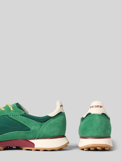 Produktfoto, Sneaker mit Logo-Detail Modell 'Bridge' von HOFF aus Leder-Mix in Grün, profilierte Sohle, abgerundete Passform, seitliche und Rückansicht, Damen Sneaker, Absatzhöhe 3 cm, Schafthöhe und Schaftweite je 8 cm