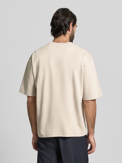Männermodel trägt Relaxed Fit T-Shirt aus reiner Baumwolle von JAKE*S STUDIO MEN in Beige mit Halbarm und Rundhalsausschnitt, Rückenlänge 65 cm, Ganzkörperansicht Rückansicht.