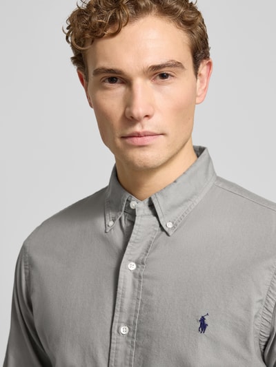 Männermodel trägt Freizeithemd mit Knopfleiste von Polo Ralph Lauren in Grau, Reine Baumwolle, Regular-Fit, Button-Down-Kragen, Label-Stitching, Nahaufnahme Oberkörper.