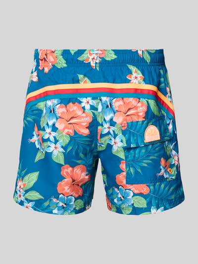 Produktfoto, Badehose mit Gesäßtasche und Label-Patch von Sundek in Blau mit buntem Blumenmuster, elastischem Bund und Kordelzug, lockerer Schnitt, Rückansicht