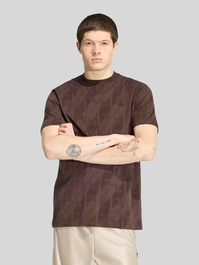 adidas Originals Regular Fit T-Shirt aus reiner Baumwolle mit Allover-Logo-Muster Dunkelbraun 4