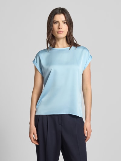 Kobiece modelka nosi damski t-shirt z mieszanki wiskozy i elastanu Vila, luźny krój, model 'ELLETTE', okrągły dekolt, długość tyłu 57 cm w rozmiarze 36, jasnoniebieski, gładka struktura, jednolity kolor, widok całej sylwetki z przodu.