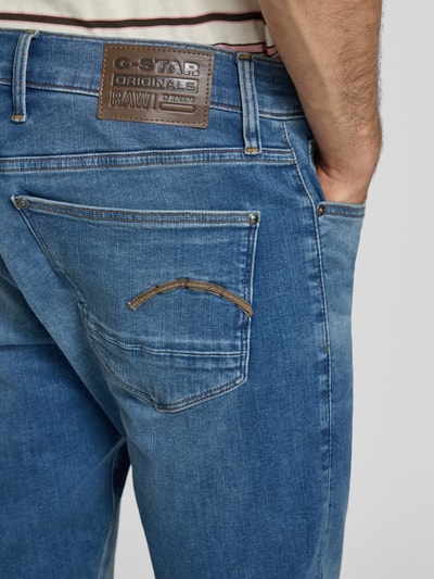 Männermodel trägt Slim-Fit Herren Jeans im 5-Pocket-Design Modell 'REVEND' von G-Star Raw, Baumwoll-Mix mit Stretch-Anteil, Detailaufnahme Rückansicht.