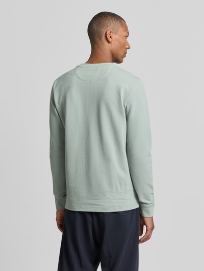 Männermodel trägt Pullover aus Baumwoll-Mix von Christian Berg Men in hellem Grün, glatte Struktur, Gerader Schnitt, Rückenansicht, KI-modifiziertes Bild.