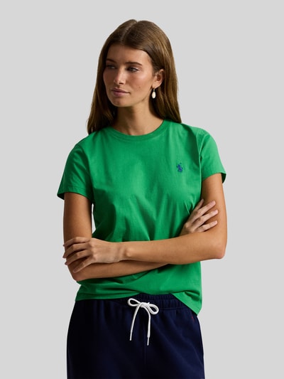 Modelka prezentuje T-shirt mit Label-Stitching von Polo Ralph Lauren, zielony, bawełna, krój regular fit, okrągły dekolt, długość tyłu S: 54 cm. Ganzkörperansicht z przodu.