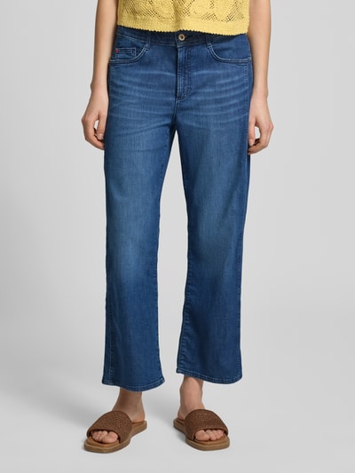Frauenmodel trägt Regular Fit Culotte aus Baumwoll-Mix von Brax in Denim-Optik mit 5-Pocket-Design, Cropped-Länge, Knopf-Reißverschluss, Ganzkörperansicht von vorne.