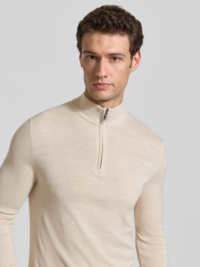 Männermodel trägt Slim Fit Strickpullover aus Woll-Mix mit Troyer-Kragen von Christian Berg Men, beige Farbe, Nahaufnahme Oberkörper.