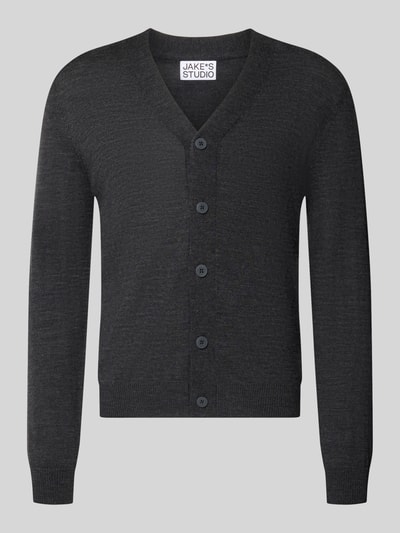 Produktfoto, dunkelgraue Regular Fit Strickjacke aus reiner Wolle von Jake*s Studio Men vor grauem Hintergrund, klare Struktur und Knopfleiste