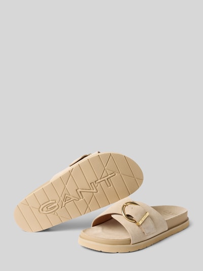 Produktfoto, Slippers aus echtem Leder Modell 'Mardale' von Gant in Beige mit goldfarbener Schnalle, offene Ferse, strukturierte Sohle, Damen Slippers, abgerundete Passform, Absatz 3 cm, Schaftweite 7 cm.