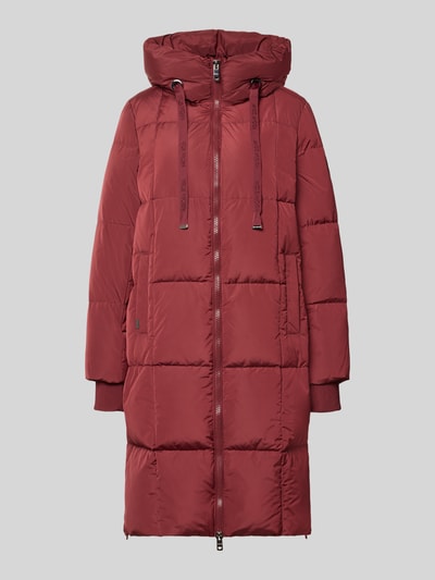 Produktfoto, Regular Fit Mantel in Stepp-Optik Modell 'Nova' von MOS MOSH in dunklem Rot mit Kapuze, Zweiwege-Reißverschluss und Eingrifftaschen, glatte Struktur, sichtbare Steppnähte, Maße für Größe S: Rückenlänge 102 cm, Schulterbreite 42 cm, Brustweite 46 cm, Ärmellänge 64 cm