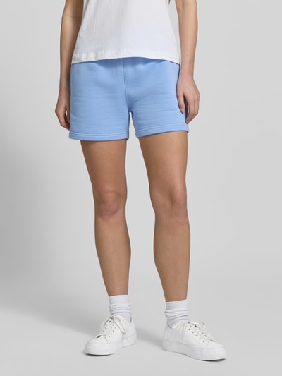 Frauenmodel trägt Sweatshorts mit Eingrifftaschen und Label-Stitching von Gant aus Baumwoll-Mix in Blau, Regular-Fit, Ganzkörperansicht von vorne.