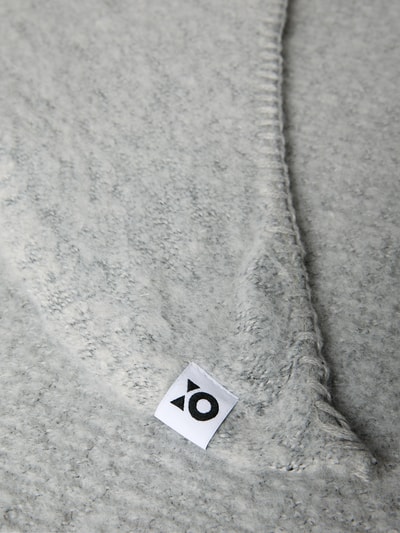 OPUS Szal z naszywką z logo z efektem dzianiny model ‘Amadsi’ Jasnoszary 2