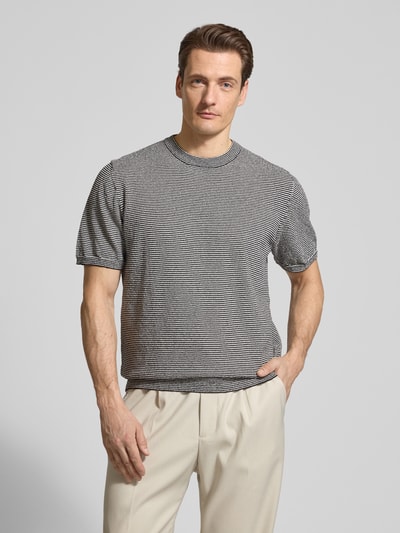 Männermodel trägt Strickshirt mit Rundhalsausschnitt von JAKE*S STUDIO MEN, Material-Mix mit Baumwoll-Anteil, Allover-Look, Regular-Fit, Nahaufnahme Oberkörper.