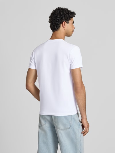Männermodel trägt Slim Fit T-Shirt aus Baumwoll-Mix Modell 'ORIGINAL BASIC 3' von Pepe Jeans in Optik: Unifarben, Ganzkörperansicht Rückansicht.