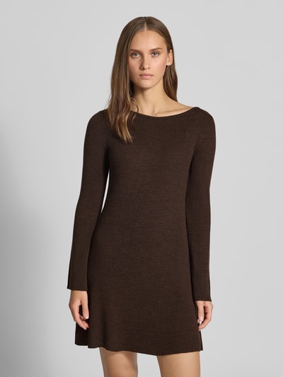 Frauenmodel trägt Ausgestelltes Strickkleid mit U-Boot-Ausschnitt Modell 'TESSIE' von ONLY, braun, feine Rippstruktur, Ganzkörperansicht von vorne, Damen Strickkleid von ONLY.