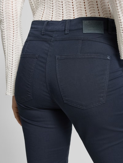 Frauenmodel trägt Skinny Fit Caprihose aus Baumwoll-Mix Modell 'LUCA' von Raphaela By Brax, Optik: Unifarben, Detailaufnahme Rückansicht.