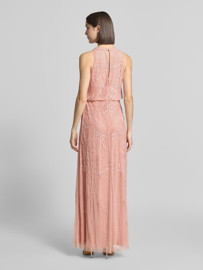 Frauenmodel trägt Regular Fit Abendkleid mit floralem Allover-Stitching von Adrianna Papell in Rosa mit Ziersteinbesatz, Rundhalsausschnitt, Ärmelloses-Design und Reißverschluss, Rückenlänge 150 cm, Brustweite 42 cm, Ganzkörperansicht Rückansicht.
