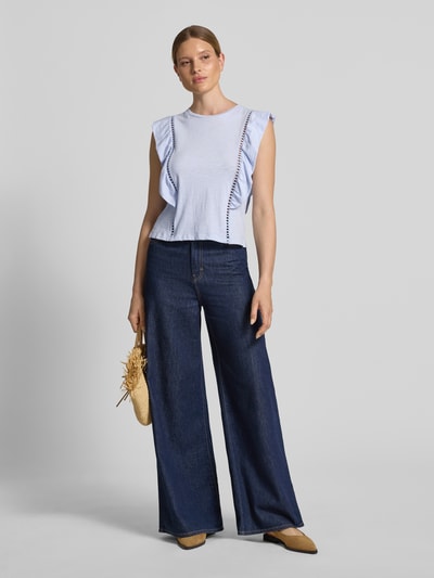 Frauenmodel trägt Regular Fit Top aus reiner Baumwolle von Tom Tailor Denim, unifarben, Volants, Rundhals, weiche Textur, Ganzkörperansicht von vorne.
