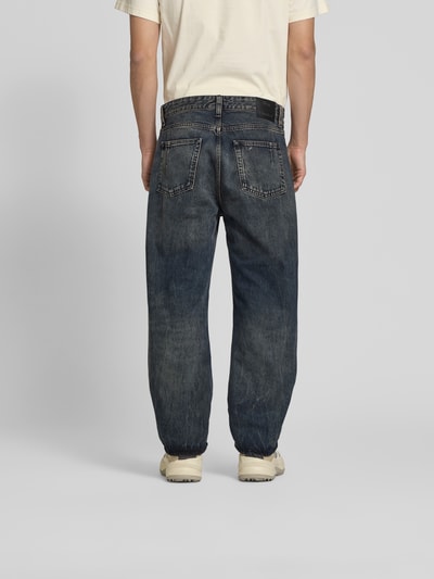 Männermodel trägt Straight Fit Jeans im 5-Pocket-Design von WON HUNDRED in dunklem Blau, reine Baumwolle, Ganzkörperansicht Rückansicht.