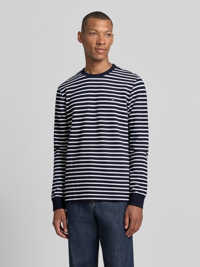 Männermodel trägt Regular Fit Langarmshirt aus Baumwoll-Mix von Christian Berg Men, dunkelblau-weiß gestreift, Rundhalsausschnitt, Ganzkörperansicht von vorne.