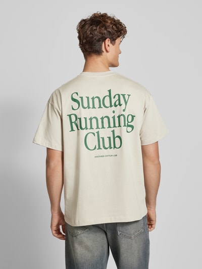 ANOTHER COTTON LAB Oversized T-Shirt mit Statement-Print Modell 'Sunday Running Club Offwhite 5
