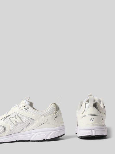 Produktfoto, Sneaker mit Logo-Detail Modell '408' von New Balance, weiß, abgerundete Form, profilierte Sohle, Seiten- und Rückansicht, Damen Sneaker