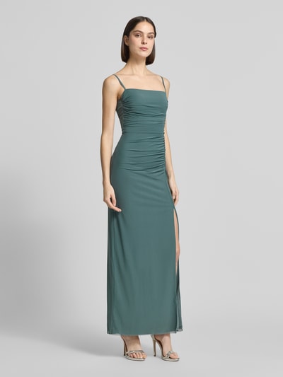 Frauenmodel trägt Slim Fit Abendkleid mit Raffungen von Jake*s Cocktail in Grün, elastischer Material-Mix, Spaghettiträger, Ganzkörperansicht von vorne. Rückenlänge bei Größe 36: 128 cm, Brustweite bei Größe 36: 41 cm, mit Reißverschluss.
