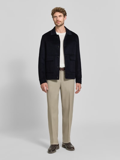 Männermodel trägt Regular Fit Blouson aus Woll-Mix mit Kaschmir-Anteil von JOOP! COLLECTION, dunkler Stoff, Ganzkörperansicht von vorne.