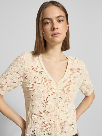 Frauenmodel trägt Regular Fit Strickjacke mit Baumwoll-Anteil Modell 'CHLOE' von Only, Optik: Unifarben, Ajour-Strick, Nahaufnahme Oberkörper