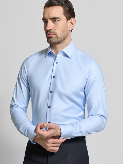 Männermodel trägt Slim Fit Business-Hemd mit Kentkragen von OLYMP Level Five in Hellblau, Unifarben, Baumwoll-Mix, Nahaufnahme Oberkörper.